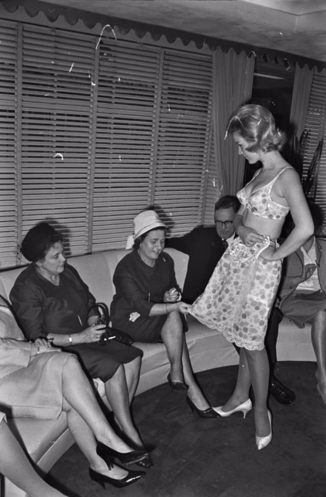 A Look Back at the 1960s Women Fashion in Amsterdam with Glamorous Vintage Photos