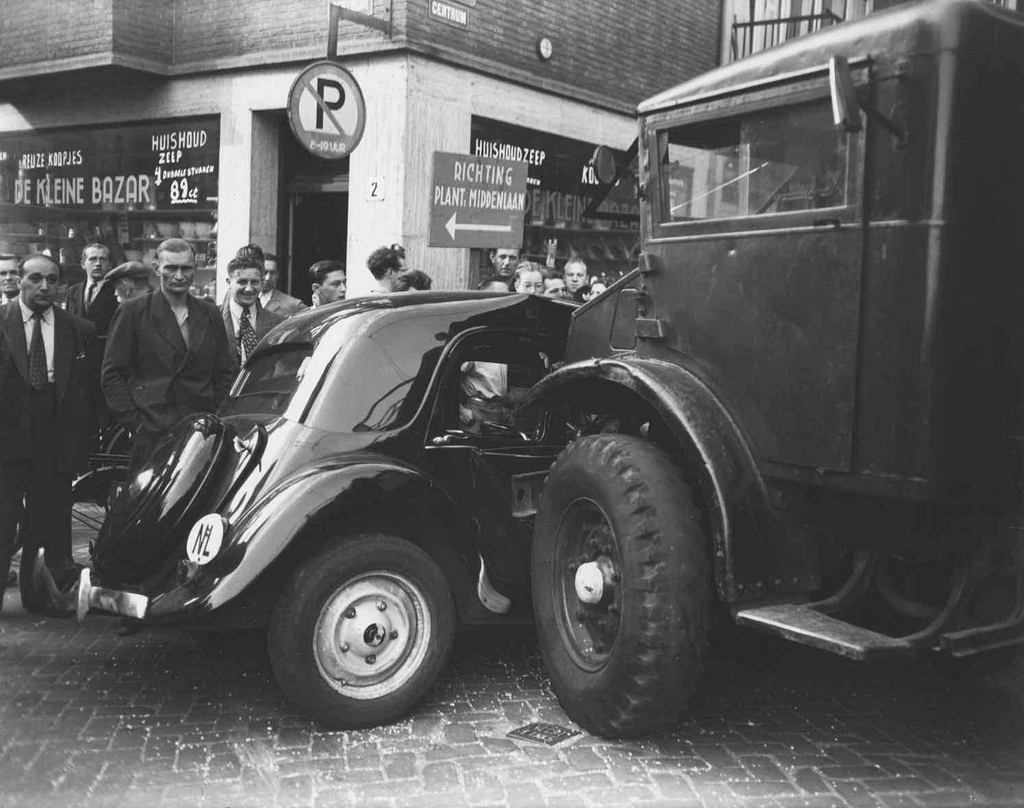 Accident with a gully suction truck at the City Cleaning, Stadhouderskade, June 27, 1952