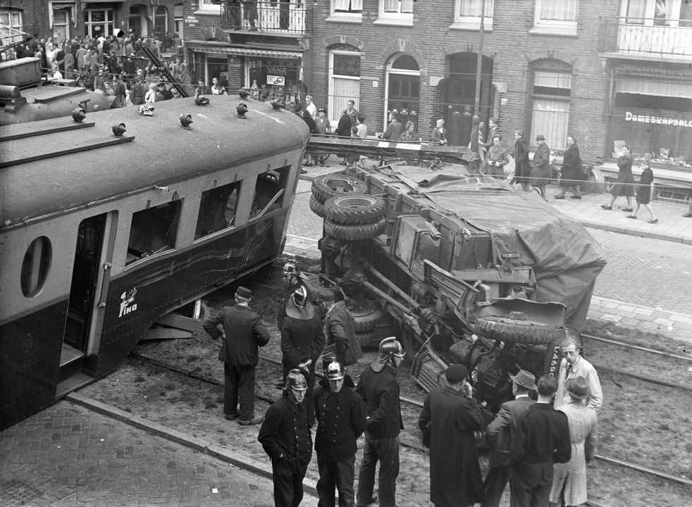 Haarlem tram has been hit in the side by a truck, Admiraal de Ruyterweg corner Jan van Galenstraat, Amsterdam, October 7, 1946