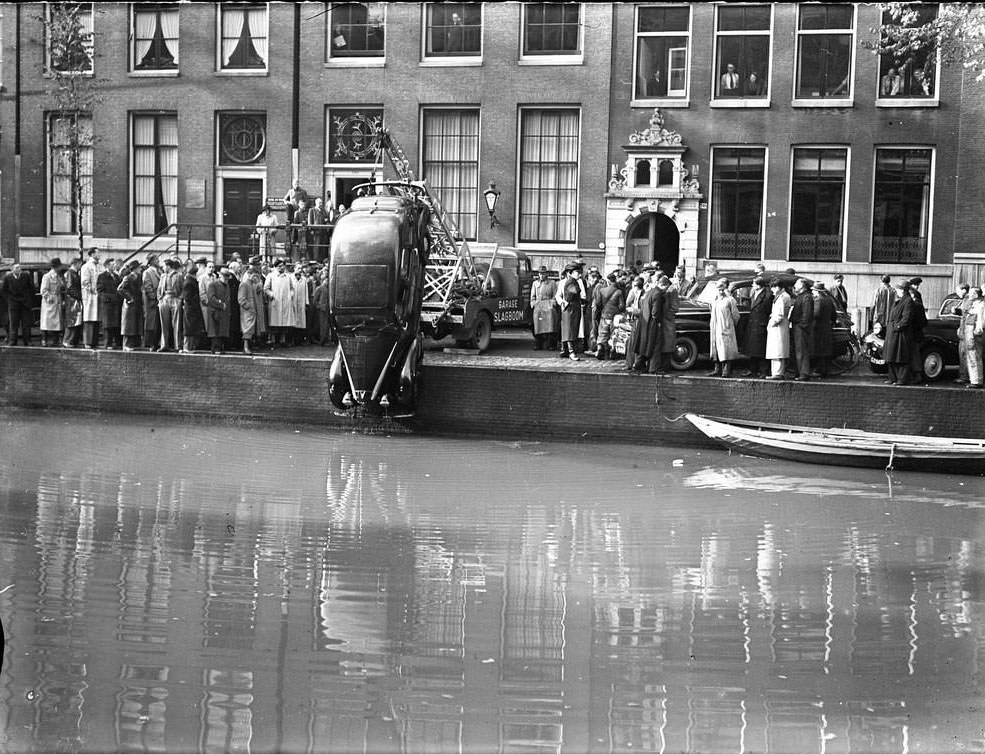 Car (Vauxhall 14-6) is towed out of the canal by Garage Slagboom, Herengracht 248, Amsterdam, November 7, 1949