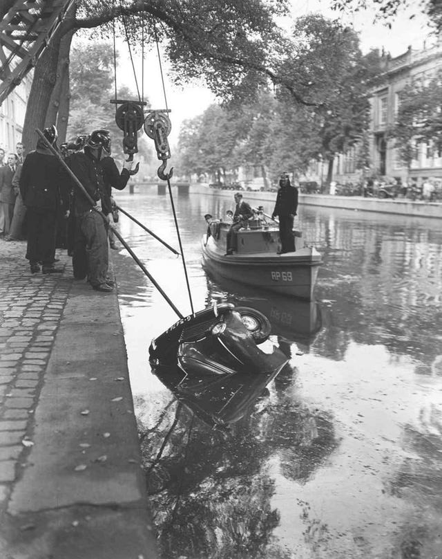 Collision at the corner of Nieuwe Herengracht and Weesperstraat at De Kleine Bazar, Amsterdam, September 12, 1949