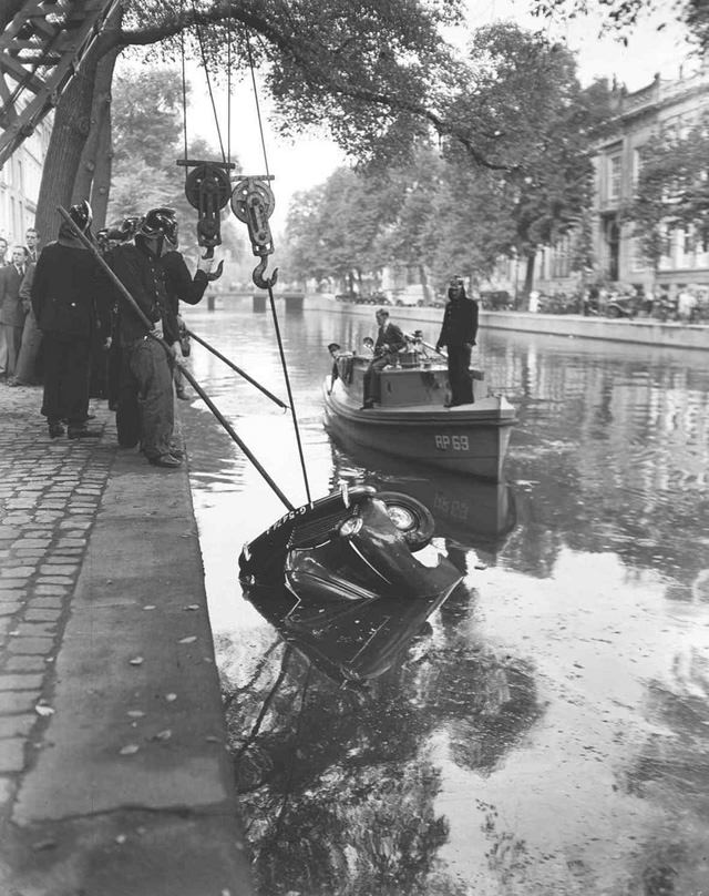 Collision at the corner of Nieuwe Herengracht and Weesperstraat at De Kleine Bazar, Amsterdam, September 12, 1949