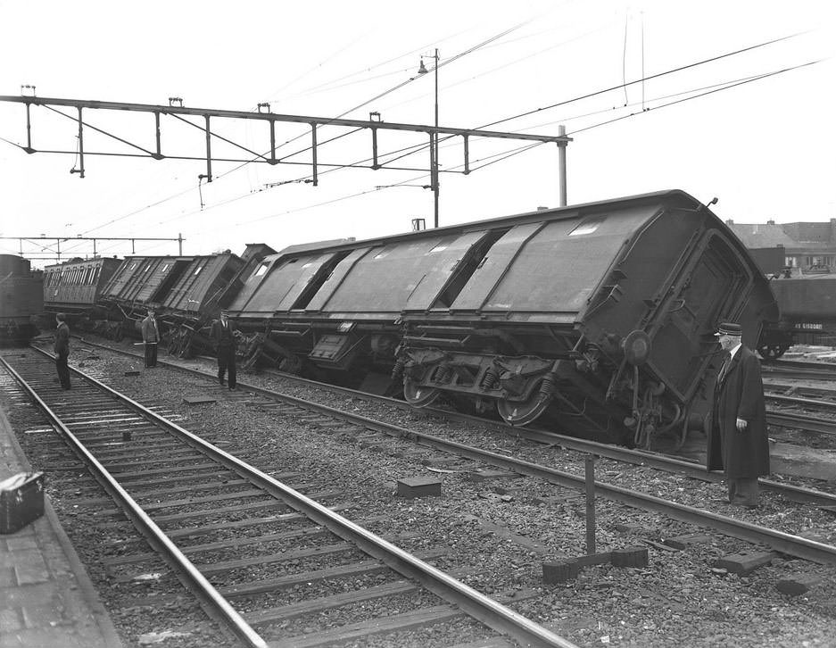 Express train from the North derailed around midnight at Hilversum station, June 13, 1949