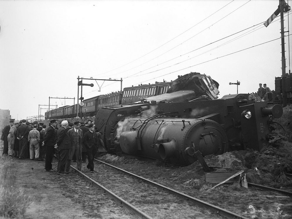 Locomotive of the express train Apeldoorn is derailed at the Dijksgracht, the driver Mr. Broekman from Amersfoort was killed, Amsterdam, October 9, 1946