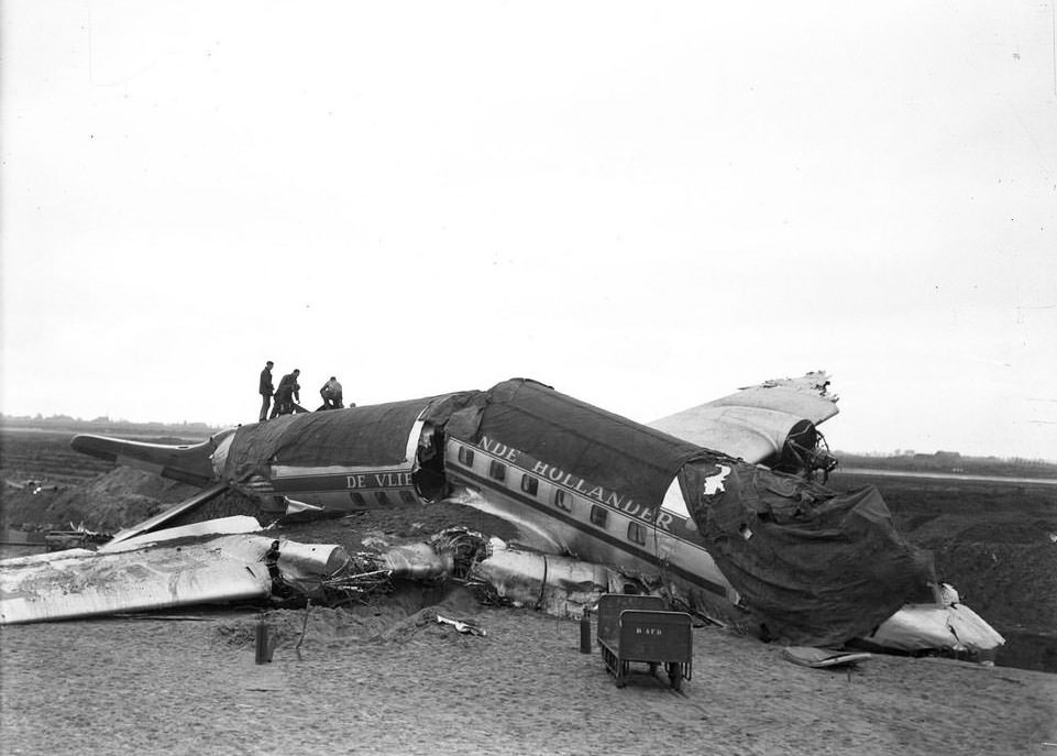 DC-6 flew into a dike during a training flight, Schiphol, 1 May 1948