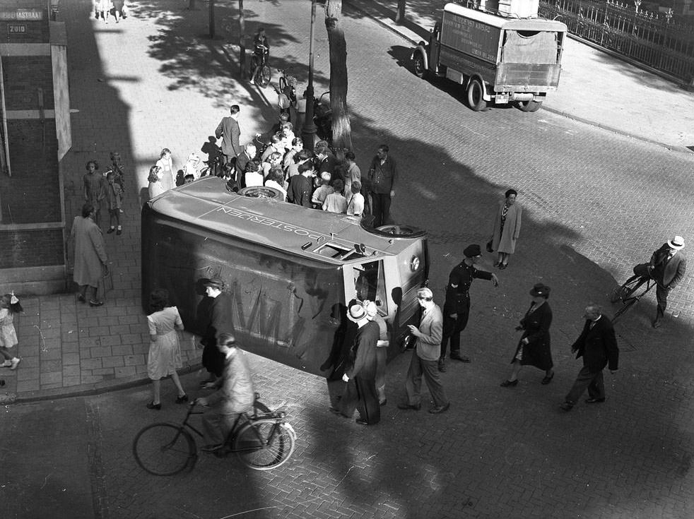 Overturned car of the Post Office, Hobbemastraat corner Jan Luijkenstraat, Amsterdam, September 4, 1947