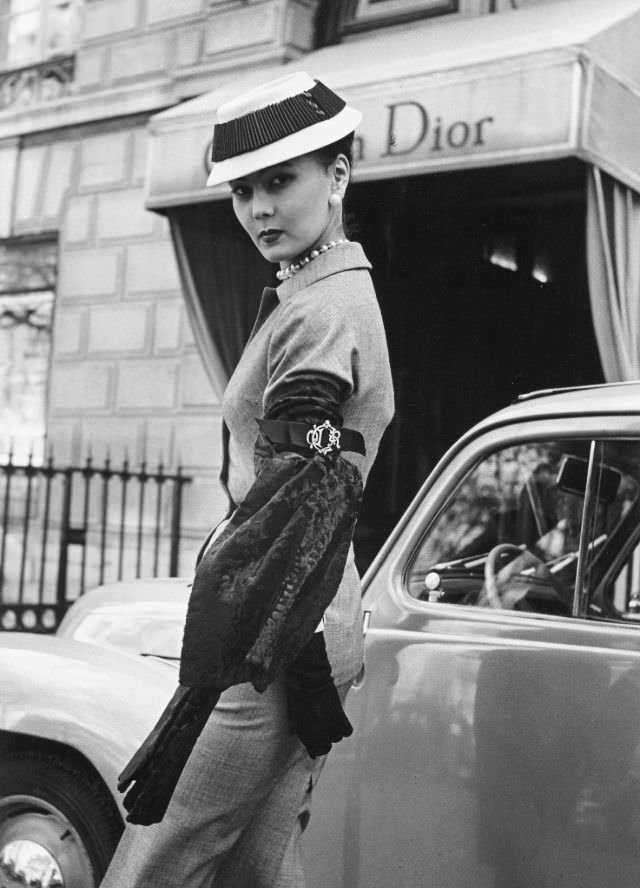 Alla in suit by Christian Dior, photo by Regina Relang, Paris, 1951