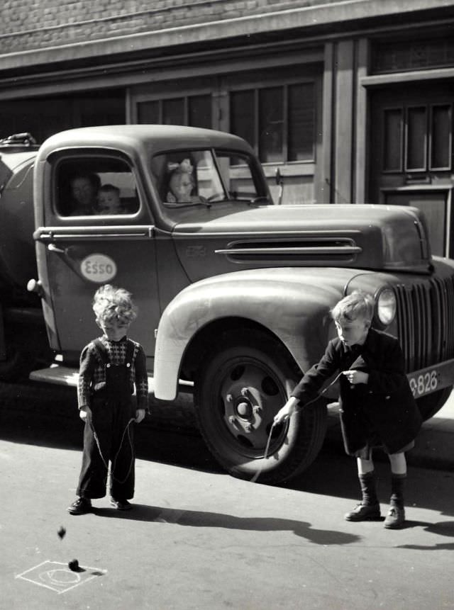 1950s Amsterdam: Spectacular Vintage Photos That Will Take Offer a Glimpse into Everyday Life by Kees Scherer