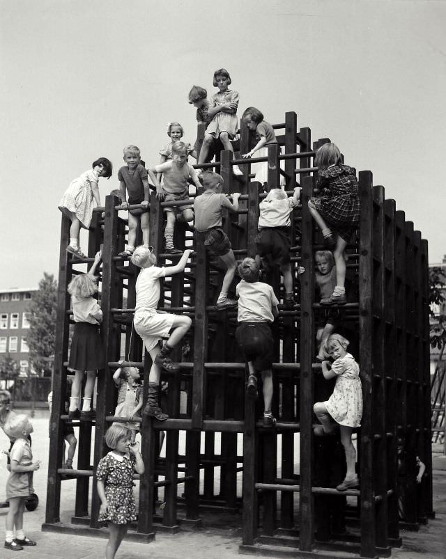 1950s Amsterdam: Spectacular Vintage Photos That Will Take Offer a Glimpse into Everyday Life by Kees Scherer