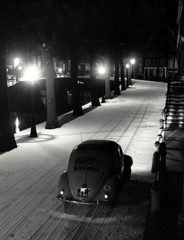 1950s Amsterdam: Spectacular Vintage Photos That Will Take Offer a Glimpse into Everyday Life by Kees Scherer