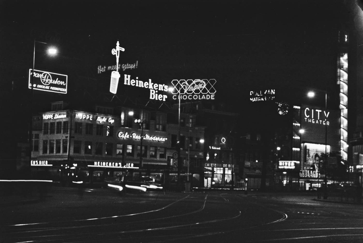 Night view of Amsterdam, 1958.