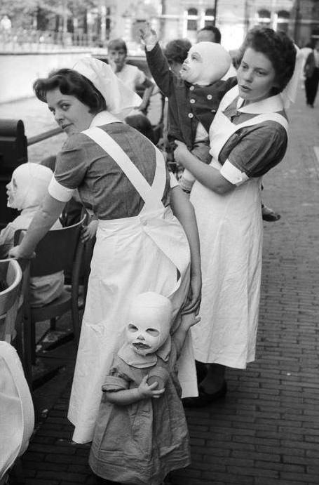 Hospital nurses with children, Amsterdam, 1964