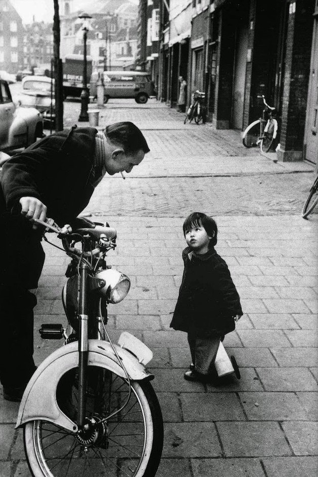 Gotta TAJIRI talking to a man, Amsterdam, 1966