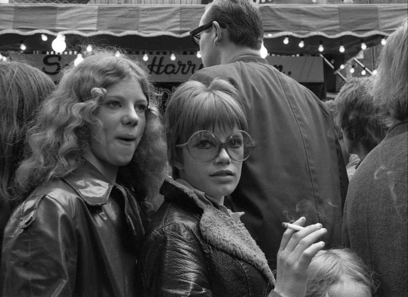 Amsterdam's Street Portraits: Stunning Black and White Photos of Amsterdammers from the 1970s