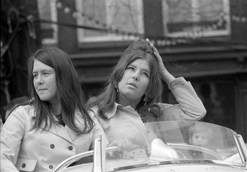 Amsterdam's Street Portraits: Stunning Black and White Photos of Amsterdammers from the 1970s