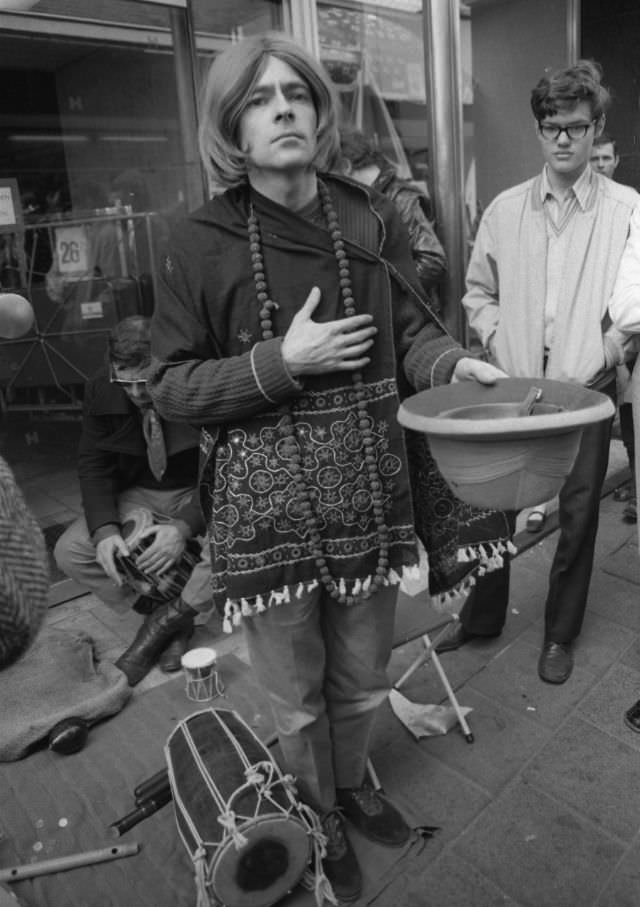 Amsterdam's Street Portraits: Stunning Black and White Photos of Amsterdammers from the 1970s