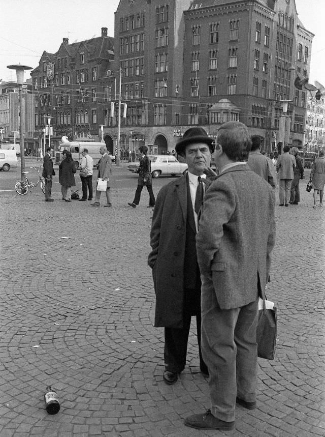 Amsterdam's Street Portraits: Stunning Black and White Photos of Amsterdammers from the 1970s