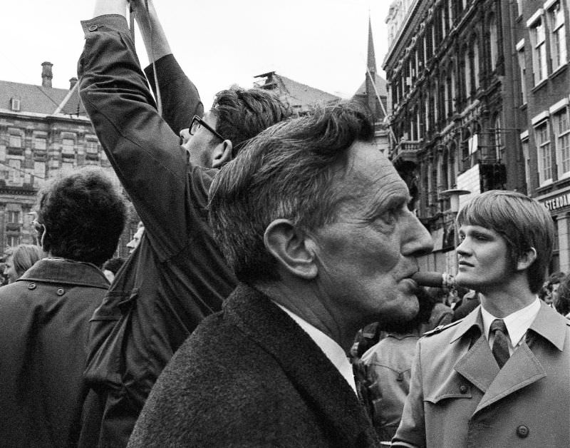 Amsterdam's Street Portraits: Stunning Black and White Photos of Amsterdammers from the 1970s