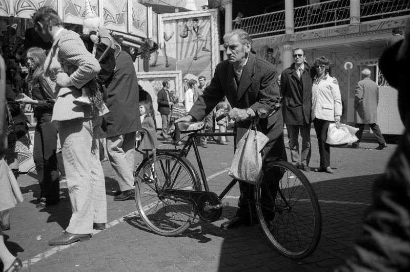 Amsterdam's Street Portraits: Stunning Black and White Photos of Amsterdammers from the 1970s