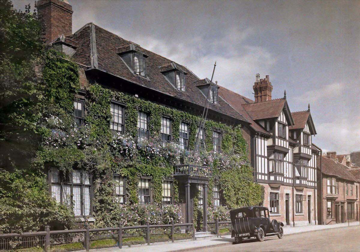 A view of a vine-covered house on a Stratford-upon-Avon street, in Warwickshire.