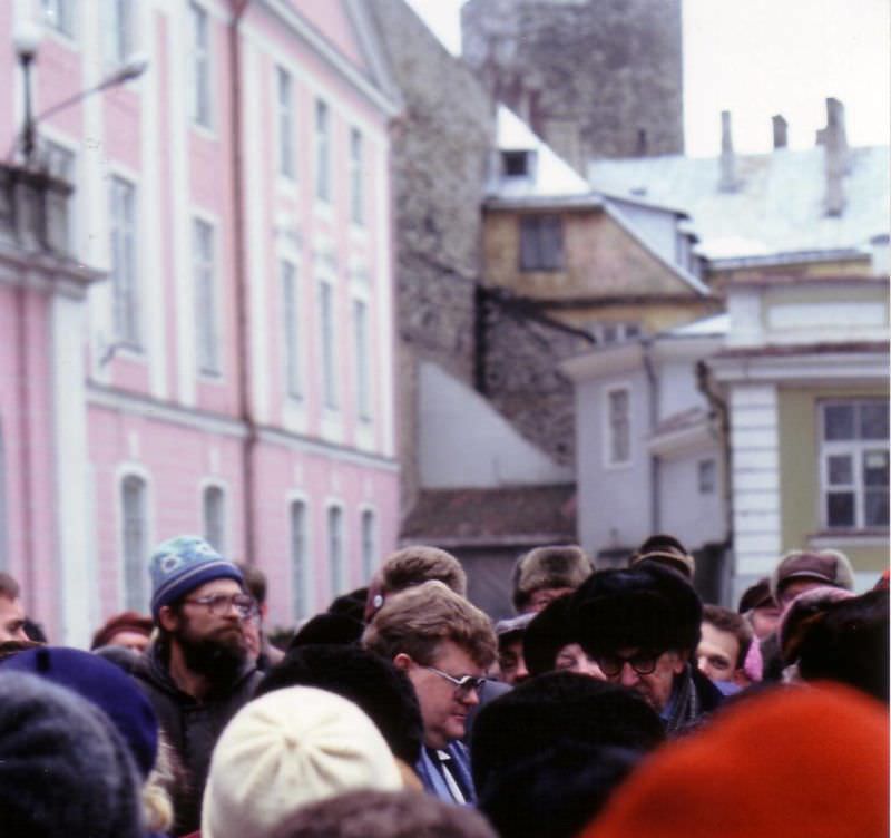 Government crisis. Edgar Savisaar (Prime Minister 1990-92) leaving Toompea, Tallinn, 1992