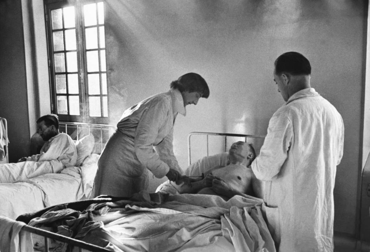 French Psychiatric Hospitals 1950s: Historical Photos that Depict the Life of Patients and Doctors