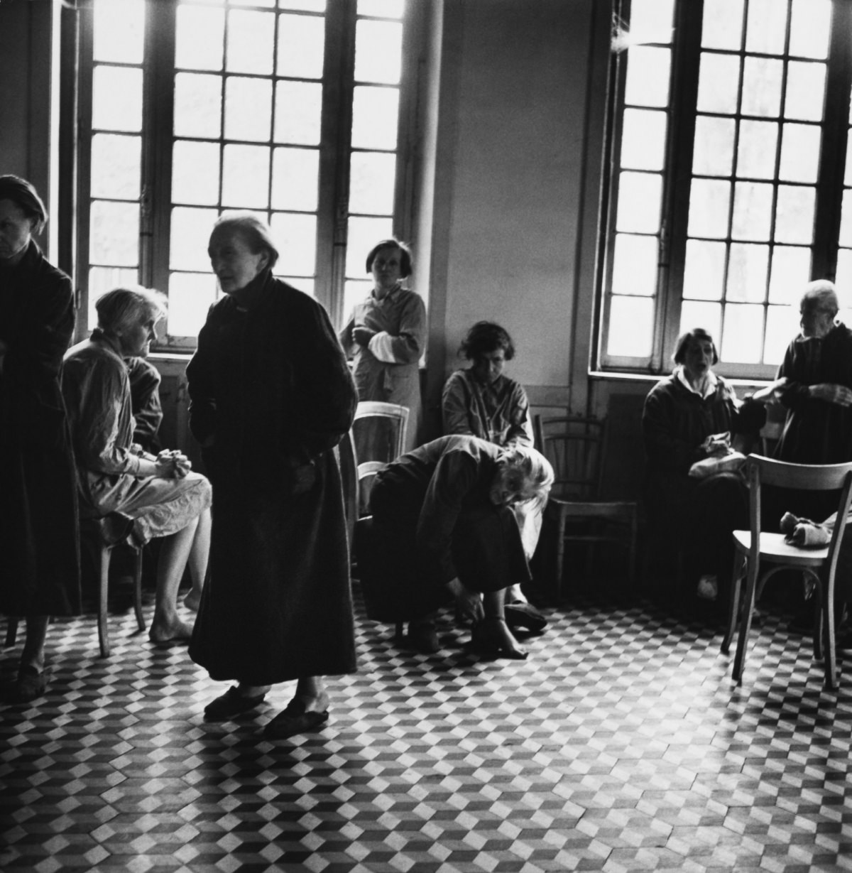 French Psychiatric Hospitals 1950s: Historical Photos that Depict the Life of Patients and Doctors