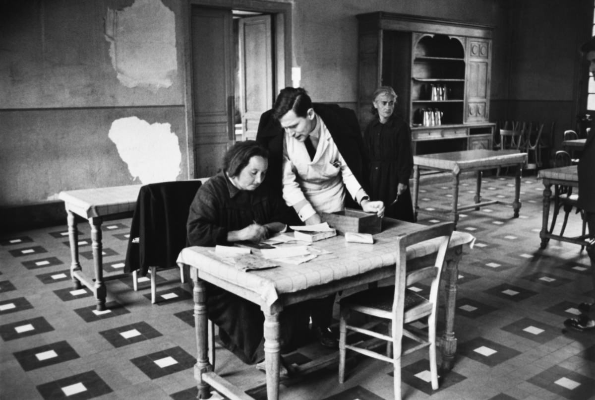 French Psychiatric Hospitals 1950s: Historical Photos that Depict the Life of Patients and Doctors