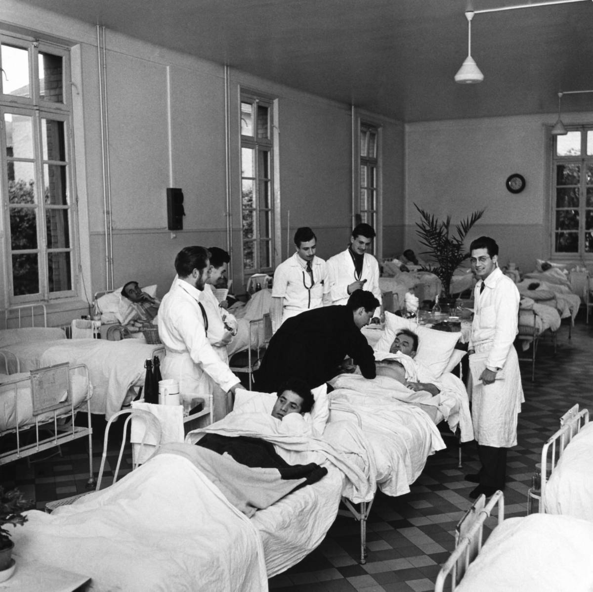 French Psychiatric Hospitals 1950s: Historical Photos that Depict the Life of Patients and Doctors