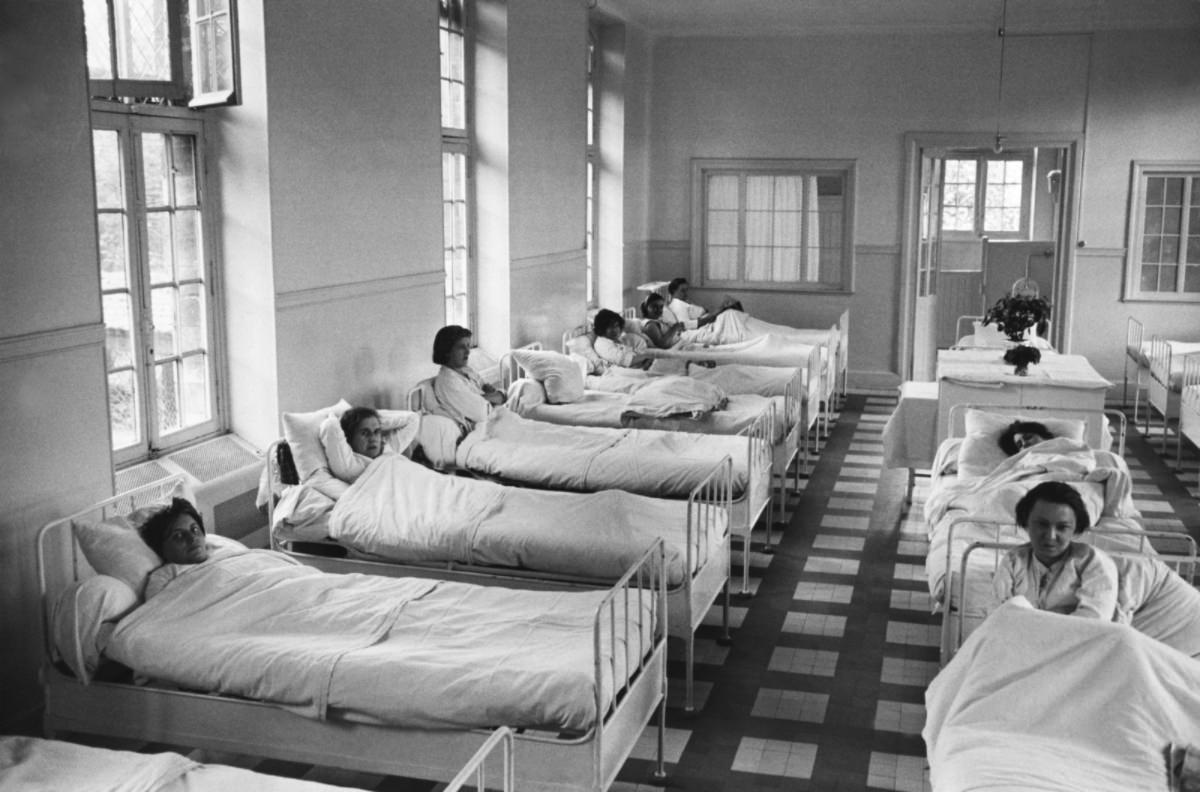 French Psychiatric Hospitals 1950s: Historical Photos that Depict the Life of Patients and Doctors