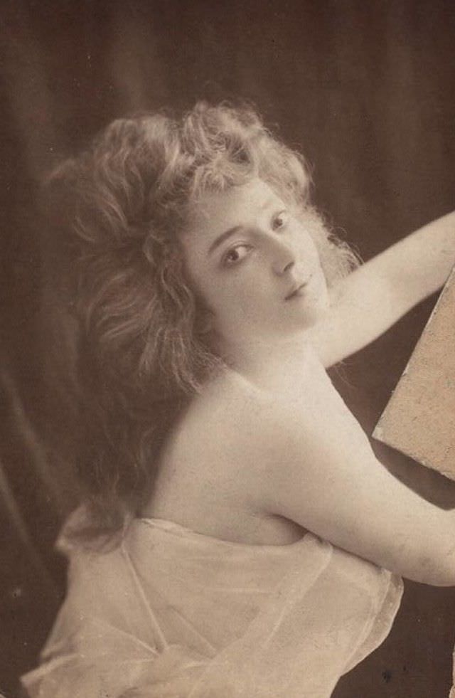 Helene Anna Held: Life Story and Beautiful Photos of a Polish Stage Performer