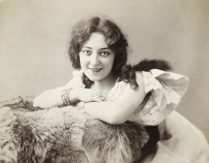 Helene Anna Held: Life Story and Beautiful Photos of a Polish Stage Performer