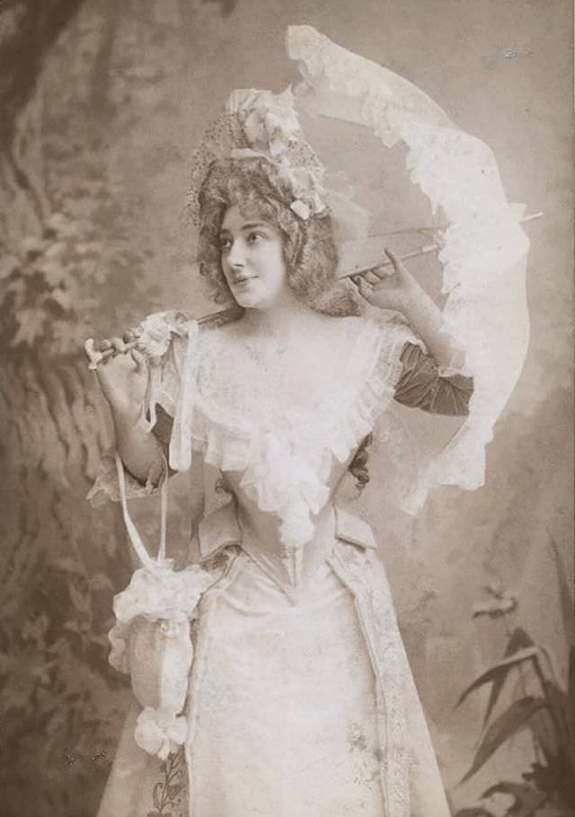 Helene Anna Held: Life Story and Beautiful Photos of a Polish Stage Performer