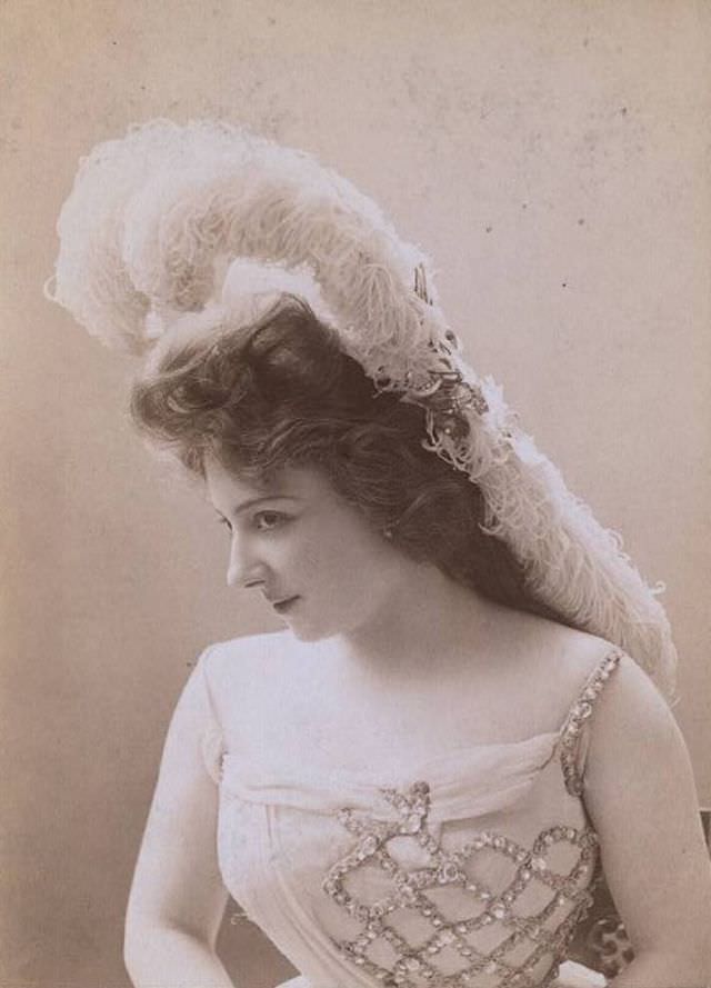 Helene Anna Held: Life Story and Beautiful Photos of a Polish Stage Performer
