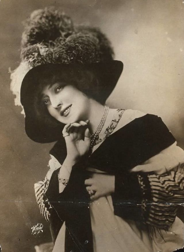 Helene Anna Held: Life Story and Beautiful Photos of a Polish Stage Performer