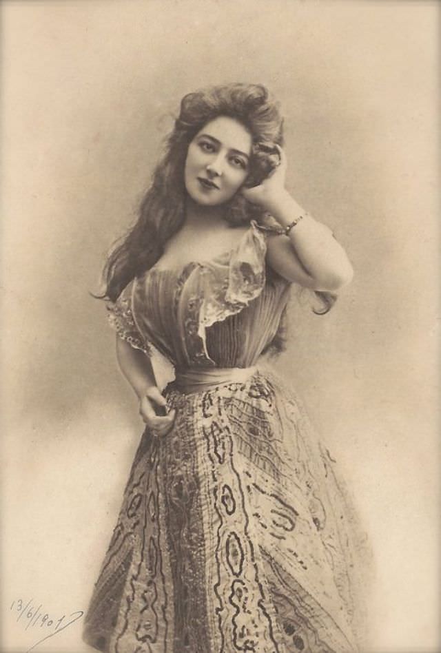 Helene Anna Held: Life Story and Beautiful Photos of a Polish Stage Performer