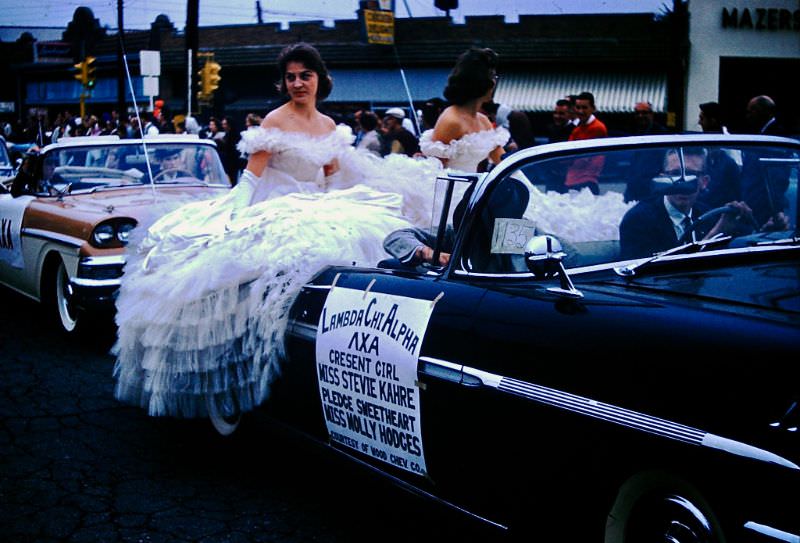 Fascinating Vintage Photos of Howard College Homecoming Parade in 1959