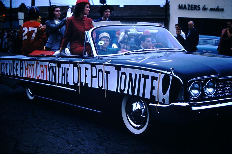 Fascinating Vintage Photos of Howard College Homecoming Parade in 1959