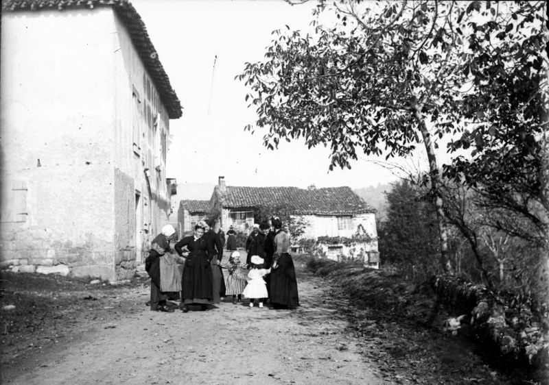 Women and little girls, Luchon Congress, September 10, 1893