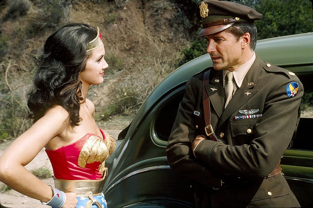 Lynda Carter with Major Steve Trevor in the episode 'Beauty on Parade', 1976.