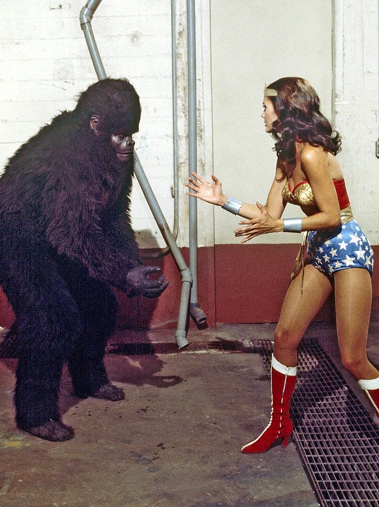 Lynda Carter fighting with gorilla in the episode 'Wonder Woman vs. Gargantua', 1975.