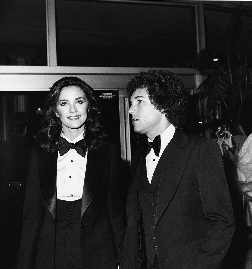 Lynda Carter arrives at the 34th annual golden globe awards with her date talent manager Ron Samuels, 1977.