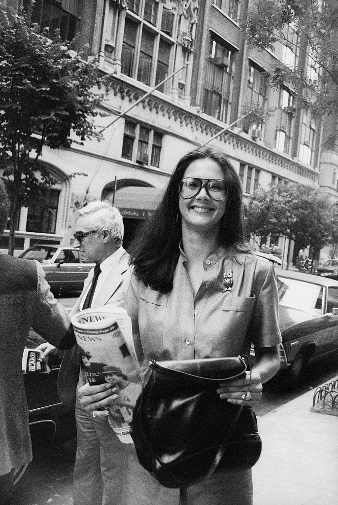 Lynda Carter walking on the street with The Daily News, 1970.