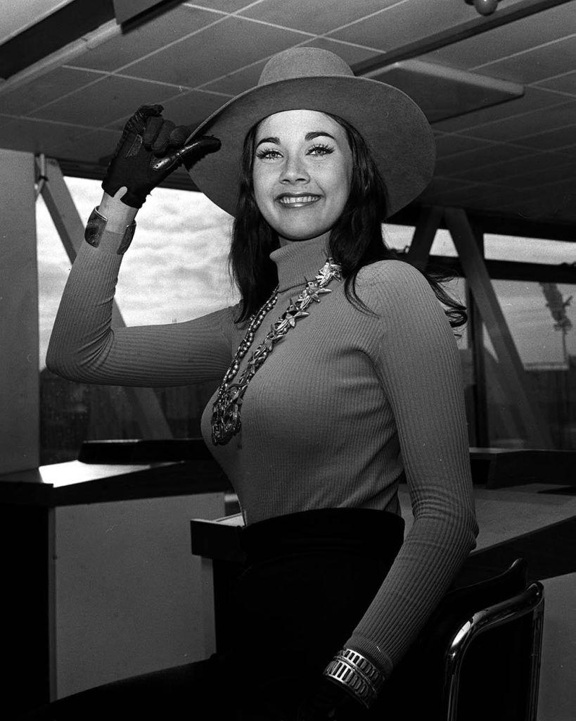 Lynda Carter at London's Heathrow Airport, 1972.