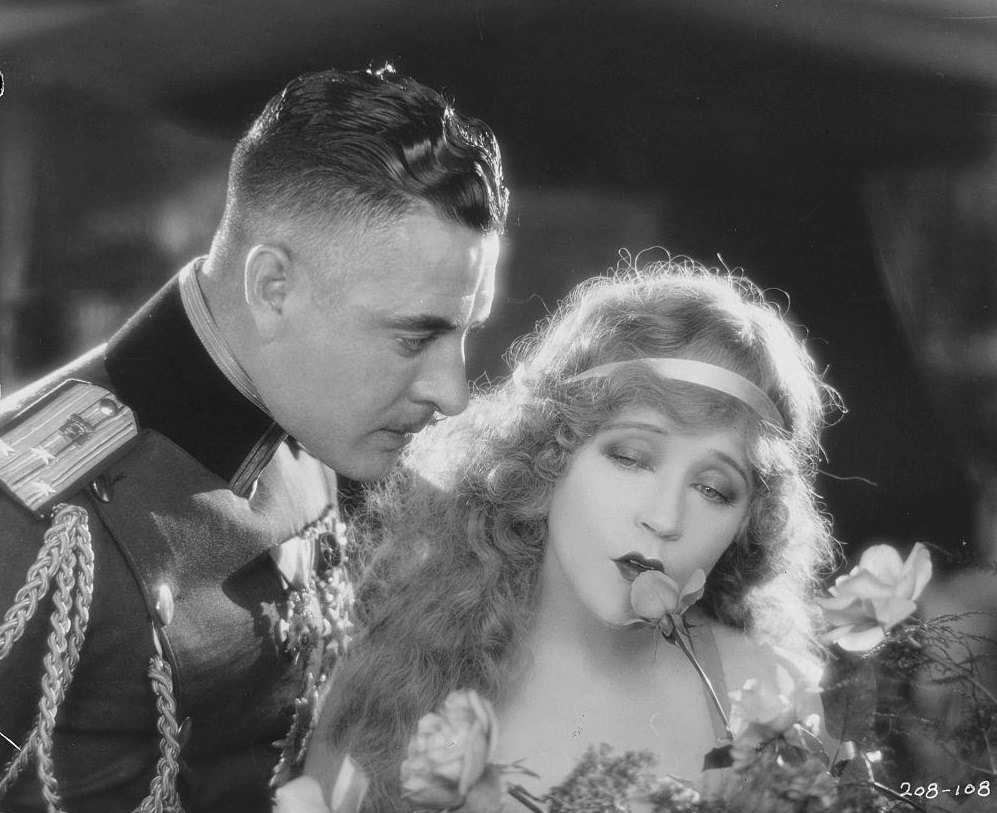 Mae Murray with John Gilbert in the movie 'The Merry Widow', 1925.