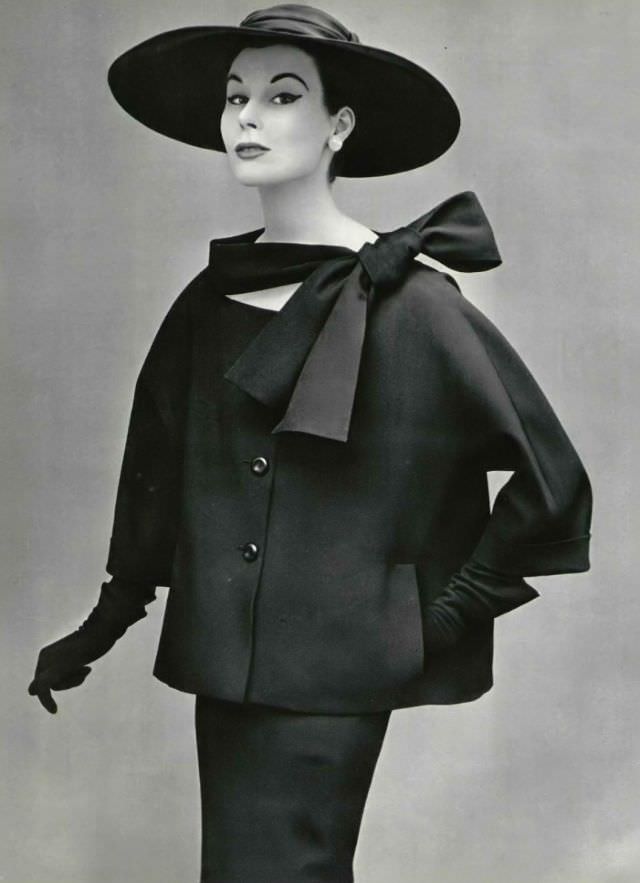 Myrtle Crawford in two-piece suit in black linen by Christian Dior, photo by Philippe Pottier, L'Officiel, 1953
