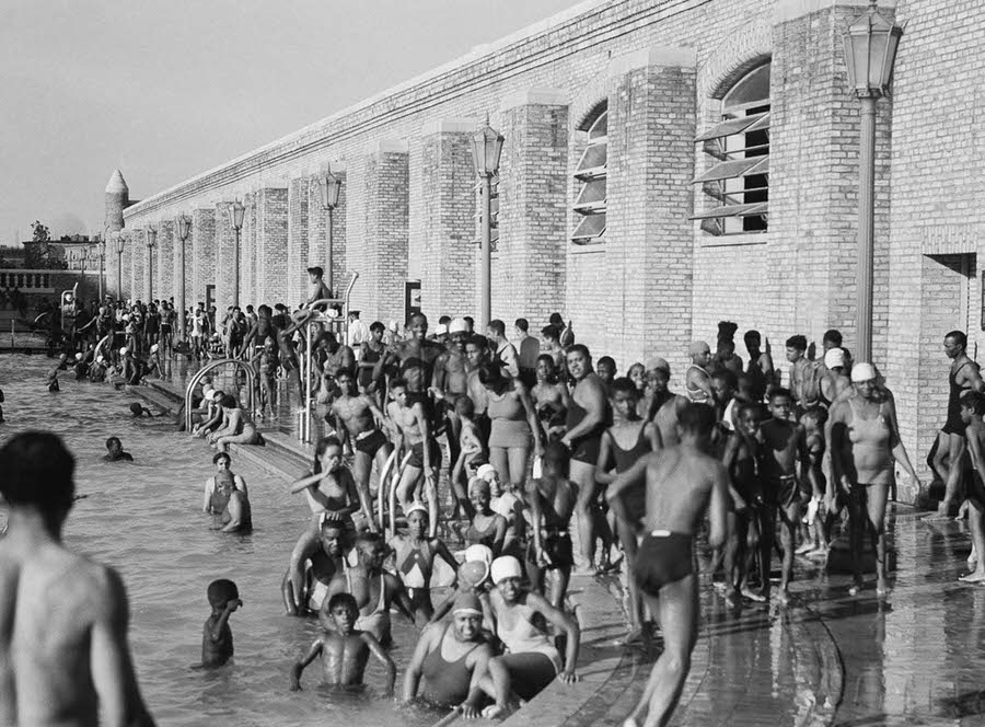 Colonial Park Pool (now Jackie Robinson Park), 1936.