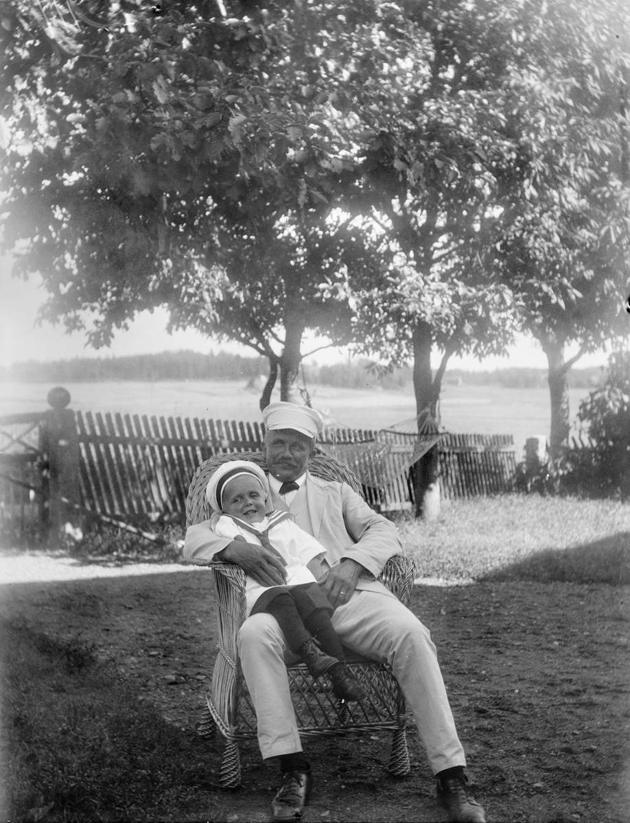 Edvin Pettersson and Olle Torsmark in the garden, Nibble, Torstuna parish, Uppland