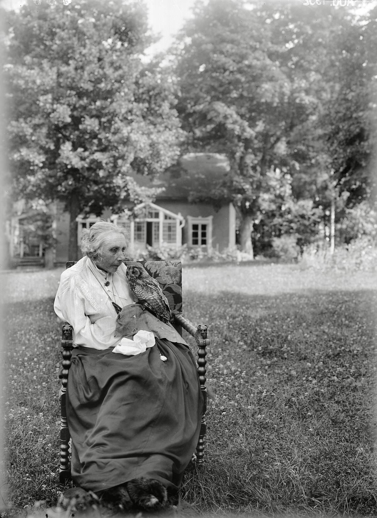 Major Alström’s wife with the owl, Göksbo, Altuna parish, 1932