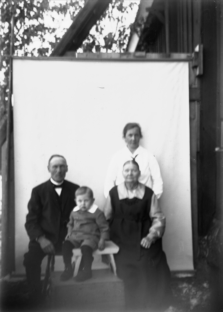 Tora, August, Tore and Karolina Alinder, Sävasta, Altuna parish, Uppland 1926